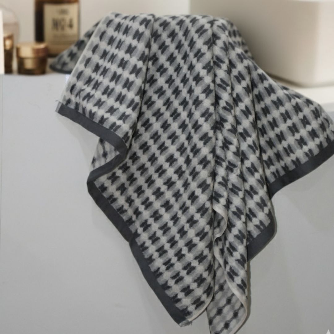 Luxury Quick Dry Black & White Check Pattern Cotton Bath Towel – 615 GSM, Extra Large (150×75 cm) Ultra Soft & Super Absorbent